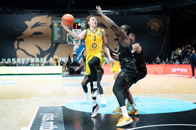 Alex OConnell (Nr. 3 Alba Berlin) gegen Oluwasimisola Shittu (Nr. 45 Basketball Loewen Braunschweig) GER, Basketball Loewen Braunschweig gegen Alba Berlin, Basketball, easyCredit BBL, Woche 26, Spielzeit 2025 26, 29.03.2026 GER, Basketball Loewen Braunschweig gegen Alba Berlin, Basketball, easyCredit BBL, Woche 26, Spielzeit 2025 26, 29.03.2026 Braunschweig Copyright: xEibner-Pressefoto DanielxREINELTx EP_DRT