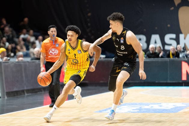 Jack Kayil (Nr. 7 Alba Berlin) gegen Joshua Obiesie (Nr. 8 Basketball Loewen Braunschweig) GER, Basketball Loewen Braunschweig gegen Alba Berlin, Basketball, easyCredit BBL, Woche 26, Spielzeit 2025 26, 29.03.2026 GER, Basketball Loewen Braunschweig gegen Alba Berlin, Basketball, easyCredit BBL, Woche 26, Spielzeit 2025 26, 29.03.2026 Braunschweig Copyright: xEibner-Pressefoto DanielxREINELTx EP_DRT