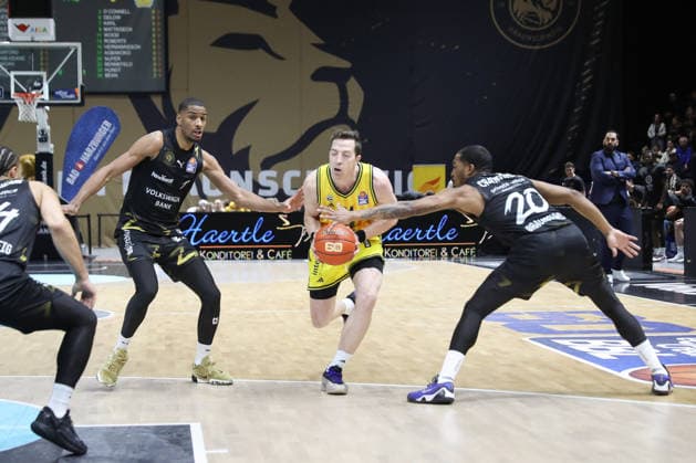 29.03.2026, xgox, Basketball - easyCredit BBL Basketball Loewen Braunschweig - Alba Berlin emspor, v.l. David NGuessan (Braunschweig, 1), Justin Bean (Alba Berlin, 34), Bryant Crawford (Braunschweig, 20) Zweikampf, Duell, Kampf, tackle Braunschweig