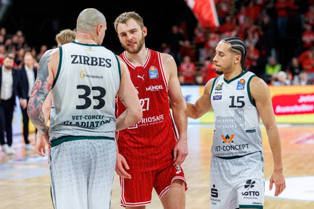 Maik Zirbes (Vet-Concept Gladiators Trier, 33), Moritz Krimmer (BMA365 Bamberg Baskets, 27), Jordan Roland (Vet-Concept Gladiators Trier, 15), Spielende, BMA365 Bamberg Baskets vs. Vet-Concept Gladiators Trier, Basketball, easyCredit BBL, 26. Spieltag, 29.03.2026 BMA365 Bamberg Baskets vs. Vet-Concept Gladiators Trier, Basketball, easyCredit BBL, 26. Spieltag, 29.03.2026 Bamberg Copyright: xEibner-Pressefoto G.xSantemizx EP_EER