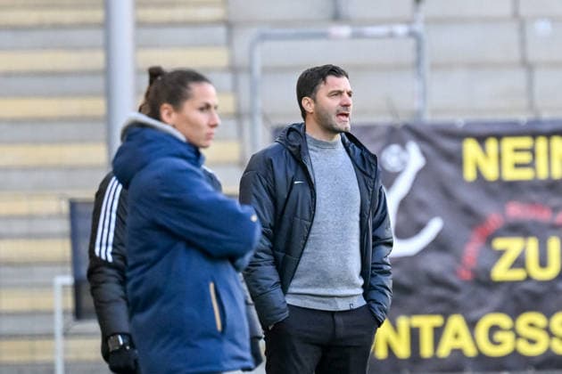 Edmond Kapllani (SC Freiburg, Trainer) im Vordergrund Eva-Maria Virsinger (TSG Hoffenheim, Trainerin) GER, SC Freiburg - TSG Hoffenheim, Frauen-Fussball, Google Pixel Frauen-Bundesliga, 22. Spieltag, Saison 2025 2026, 29.03.2026 DFB REGULATIONS PROHIBIT ANY USE OF PHOTOGRAPHS AS IMAGE SEQUENCES AND OR QUASI-VIDEO GER, SC Freiburg - TSG Hoffenheim, Frauen-Fussball, Google Pixel Frauen-Bundesliga, 22. Spieltag, Saison 2025 2026, 29.03.2026 Freiburg Copyright: xEibner-Pressefoto ThomasxHessx EP_THS