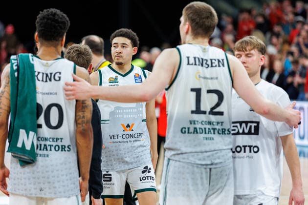Urald King (Vet-Concept Gladiators Trier, 20), Evans Rapieque (Vet-Concept Gladiators Trier, 21), Marten Linssen (Vet-Concept Gladiators Trier, 12), Spielende, enttaeuscht, Enttaeuschung, negative Emotionen, negative Emotion, BMA365 Bamberg Baskets vs. Vet-Concept Gladiators Trier, Basketball, easyCredit BBL, 26. Spieltag, 29.03.2026 BMA365 Bamberg Baskets vs. Vet-Concept Gladiators Trier, Basketball, easyCredit BBL, 26. Spieltag, 29.03.2026 Bamberg Copyright: xEibner-Pressefoto G.xSantemizx EP_EER