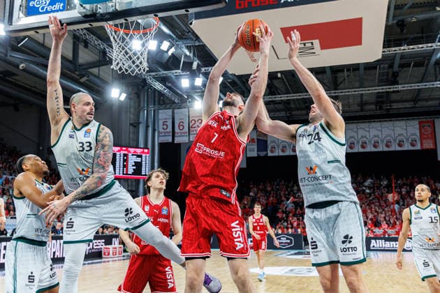 Maik Zirbes (Vet-Concept Gladiators Trier, 33), Finn Doentgens (BMA365 Bamberg Baskets, 07), JJ Mann (Vet-Concept Gladiators Trier, 24), BMA365 Bamberg Baskets vs. Vet-Concept Gladiators Trier, Basketball, easyCredit BBL, 26. Spieltag, 29.03.2026 BMA365 Bamberg Baskets vs. Vet-Concept Gladiators Trier, Basketball, easyCredit BBL, 26. Spieltag, 29.03.2026 Bamberg Copyright: xEibner-Pressefoto G.xSantemizx EP_EER