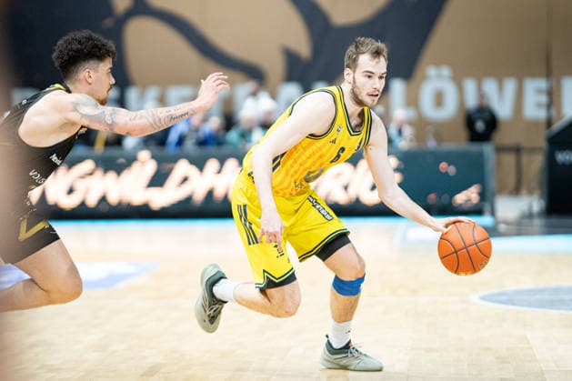 Malte Delow (Nr. 6 Alba Berlin) verfolgt von Joshua Obiesie (Nr. 8 Basketball Loewen Braunschweig) GER, Basketball Loewen Braunschweig gegen Alba Berlin, Basketball, easyCredit BBL, Woche 26, Spielzeit 2025 26, 29.03.2026 GER, Basketball Loewen Braunschweig gegen Alba Berlin, Basketball, easyCredit BBL, Woche 26, Spielzeit 2025 26, 29.03.2026 Braunschweig Copyright: xEibner-Pressefoto DanielxREINELTx EP_DRT