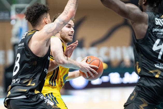Malte Delow (Nr. 6 Alba Berlin) gegen Joshua Obiesie (Nr. 8 Basketball Loewen Braunschweig) und Oluwasimisola Shittu (Nr. 45 Basketball Loewen Braunschweig) GER, Basketball Loewen Braunschweig gegen Alba Berlin, Basketball, easyCredit BBL, Woche 26, Spielzeit 2025 26, 29.03.2026 GER, Basketball Loewen Braunschweig gegen Alba Berlin, Basketball, easyCredit BBL, Woche 26, Spielzeit 2025 26, 29.03.2026 Braunschweig Copyright: xEibner-Pressefoto DanielxREINELTx EP_DRT