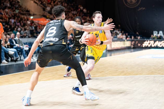 Justin Bean (Nr. 34 Alba Berlin) gegen Joshua Obiesie (Nr. 8 Basketball Loewen Braunschweig) GER, Basketball Loewen Braunschweig gegen Alba Berlin, Basketball, easyCredit BBL, Woche 26, Spielzeit 2025 26, 29.03.2026 GER, Basketball Loewen Braunschweig gegen Alba Berlin, Basketball, easyCredit BBL, Woche 26, Spielzeit 2025 26, 29.03.2026 Braunschweig Copyright: xEibner-Pressefoto DanielxREINELTx EP_DRT