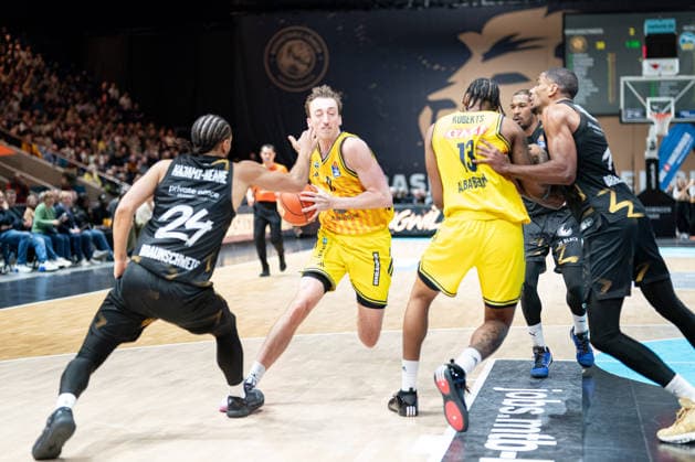Moses Wood (Nr. 11 Alba Berlin) gegen Kaza Kajami-Keane (Nr. 24 Basketball Loewen Braunschweig) GER, Basketball Loewen Braunschweig gegen Alba Berlin, Basketball, easyCredit BBL, Woche 26, Spielzeit 2025 26, 29.03.2026 GER, Basketball Loewen Braunschweig gegen Alba Berlin, Basketball, easyCredit BBL, Woche 26, Spielzeit 2025 26, 29.03.2026 Braunschweig Copyright: xEibner-Pressefoto DanielxREINELTx EP_DRT