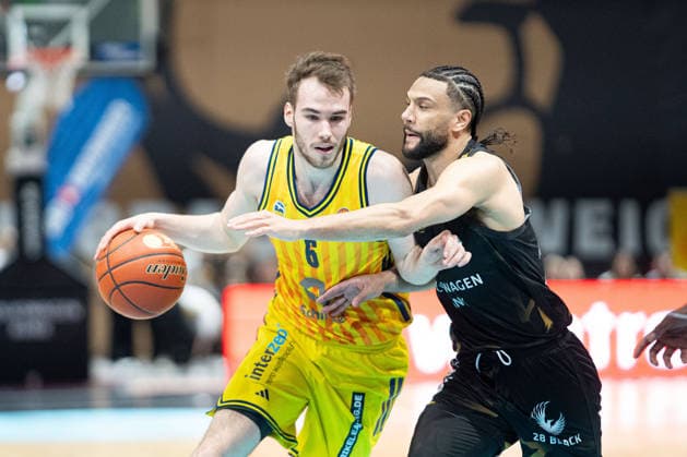 Malte Delow (Nr. 6 Alba Berlin) gegen Kaza Kajami-Keane (Nr. 24 Basketball Loewen Braunschweig) GER, Basketball Loewen Braunschweig gegen Alba Berlin, Basketball, easyCredit BBL, Woche 26, Spielzeit 2025 26, 29.03.2026 GER, Basketball Loewen Braunschweig gegen Alba Berlin, Basketball, easyCredit BBL, Woche 26, Spielzeit 2025 26, 29.03.2026 Braunschweig Copyright: xEibner-Pressefoto DanielxREINELTx EP_DRT