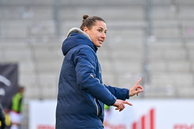 Eva-Maria Virsinger (TSG Hoffenheim, Trainerin) mit Gestik GER, SC Freiburg - TSG Hoffenheim, Frauen-Fussball, Google Pixel Frauen-Bundesliga, 22. Spieltag, Saison 2025 2026, 29.03.2026 DFB REGULATIONS PROHIBIT ANY USE OF PHOTOGRAPHS AS IMAGE SEQUENCES AND OR QUASI-VIDEO GER, SC Freiburg - TSG Hoffenheim, Frauen-Fussball, Google Pixel Frauen-Bundesliga, 22. Spieltag, Saison 2025 2026, 29.03.2026 Freiburg Copyright: xEibner-Pressefoto ThomasxHessx EP_THS