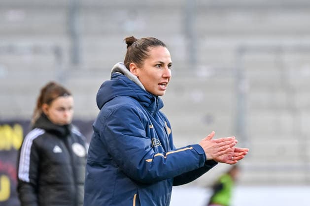Eva-Maria Virsinger (TSG Hoffenheim, Trainerin) mit Gestik GER, SC Freiburg - TSG Hoffenheim, Frauen-Fussball, Google Pixel Frauen-Bundesliga, 22. Spieltag, Saison 2025 2026, 29.03.2026 DFB REGULATIONS PROHIBIT ANY USE OF PHOTOGRAPHS AS IMAGE SEQUENCES AND OR QUASI-VIDEO GER, SC Freiburg - TSG Hoffenheim, Frauen-Fussball, Google Pixel Frauen-Bundesliga, 22. Spieltag, Saison 2025 2026, 29.03.2026 Freiburg Copyright: xEibner-Pressefoto ThomasxHessx EP_THS