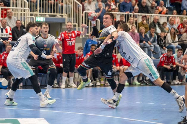 Zweikampf zwischen Max Neuhaus (TuSEM Essen, 37) und Nikola Vlahovic (SG BBM Bietigheim, 03). TuSEM Essen vs. SG BBM Bietigheim, Handball, 2. HBL, 25. Spieltag, Saison 2025 2026, 29.03.2026 TuSEM Essen vs. SG BBM Bietigheim, Handball, 2. HBL, 25. Spieltag, Saison 2025 2026, 29.03.2026 Essen Copyright: xEibner-Pressefoto ThomasxHaeslerx EP_THR