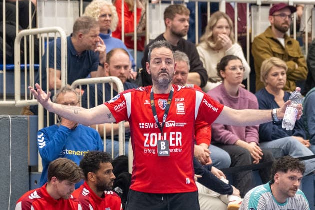 Iker Romero (SG BBM Bietigheim, Trainer) kann die Entscheidung nicht verstehen. TuSEM Essen vs. SG BBM Bietigheim, Handball, 2. HBL, 25. Spieltag, Saison 2025 2026, 29.03.2026 TuSEM Essen vs. SG BBM Bietigheim, Handball, 2. HBL, 25. Spieltag, Saison 2025 2026, 29.03.2026 Essen Copyright: xEibner-Pressefoto ThomasxHaeslerx EP_THR