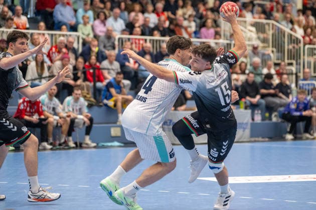 Zweikampf zwischen Fynn Nicolaus (SG BBM Bietigheim, 14) und Nils Homscheid (TuSEM Essen, 15). TuSEM Essen vs. SG BBM Bietigheim, Handball, 2. HBL, 25. Spieltag, Saison 2025 2026, 29.03.2026 TuSEM Essen vs. SG BBM Bietigheim, Handball, 2. HBL, 25. Spieltag, Saison 2025 2026, 29.03.2026 Essen Copyright: xEibner-Pressefoto ThomasxHaeslerx EP_THR
