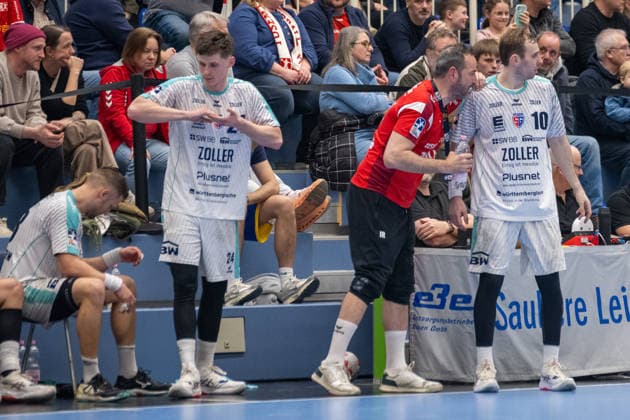Iker Romero (SG BBM Bietigheim, Trainer) gibt Tom Wolf (SG BBM Bietigheim, 10) Anweisungen. TuSEM Essen vs. SG BBM Bietigheim, Handball, 2. HBL, 25. Spieltag, Saison 2025 2026, 29.03.2026 TuSEM Essen vs. SG BBM Bietigheim, Handball, 2. HBL, 25. Spieltag, Saison 2025 2026, 29.03.2026 Essen Copyright: xEibner-Pressefoto ThomasxHaeslerx EP_THR