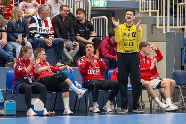 Juergen Mueller (SG BBM Bietigheim, Torwarttrainer) und Martin Tomovski (SG BBM Bietigheim, 12) motivieren Jan Hrdlicka (SG BBM Bietigheim, 96). TuSEM Essen vs. SG BBM Bietigheim, Handball, 2. HBL, 25. Spieltag, Saison 2025 2026, 29.03.2026 TuSEM Essen vs. SG BBM Bietigheim, Handball, 2. HBL, 25. Spieltag, Saison 2025 2026, 29.03.2026 Essen Copyright: xEibner-Pressefoto ThomasxHaeslerx EP_THR