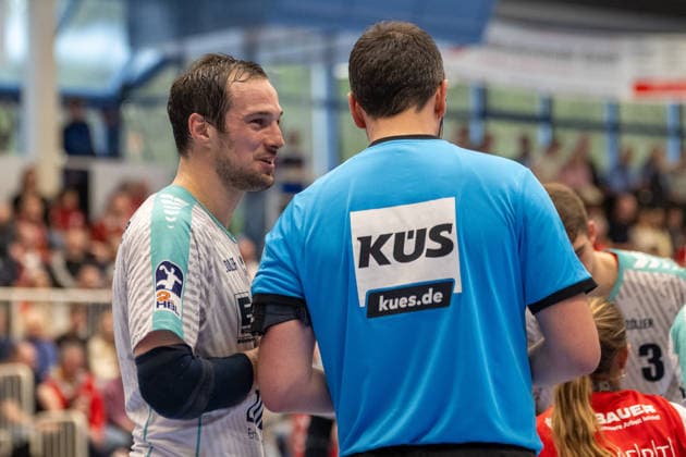 Dominik Claus (SG BBM Bietigheim, 07) im Gespraech mit einem Schiedsrichter. TuSEM Essen vs. SG BBM Bietigheim, Handball, 2. HBL, 25. Spieltag, Saison 2025 2026, 29.03.2026 TuSEM Essen vs. SG BBM Bietigheim, Handball, 2. HBL, 25. Spieltag, Saison 2025 2026, 29.03.2026 Essen Copyright: xEibner-Pressefoto ThomasxHaeslerx EP_THR