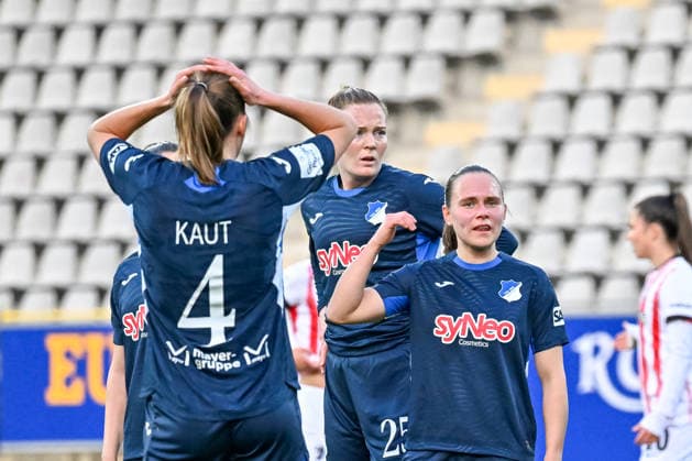Lisann Kaut (TSG Hoffenheim, 04), Nikee van Dijk (TSG Hoffenheim, 25), Marie Steiner (TSG Hoffenheim, 19) im Gespraech miteinander. GER, SC Freiburg - TSG Hoffenheim, Frauen-Fussball, Google Pixel Frauen-Bundesliga, 22. Spieltag, Saison 2025 2026, 29.03.2026 DFB REGULATIONS PROHIBIT ANY USE OF PHOTOGRAPHS AS IMAGE SEQUENCES AND OR QUASI-VIDEO GER, SC Freiburg - TSG Hoffenheim, Frauen-Fussball, Google Pixel Frauen-Bundesliga, 22. Spieltag, Saison 2025 2026, 29.03.2026 Freiburg Copyright: xEibner-Pressefoto ThomasxHessx EP_THS