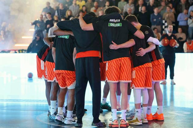 Die Spieler vom Ratiopharm Ulm bilden einen Mannschaftskreis zum Schulterschluss. GER, MLP Academics Heidelberg vs. Ratiopharm Ulm, Basketball, easycredit Basketball Bundesliga, 26.Spieltag, Saison, 2025 2026, 29.03.2025 GER, MLP Academics Heidelberg vs. Ratiopharm Ulm, Basketball, easycredit Basketball Bundesliga, 26.Spieltag, Saison, 2025 2026, 29.03.2025 Heidelberg Copyright: xEibner-Pressefoto JoergxHirschx EP_JHH