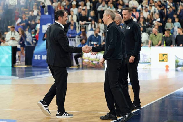 TY Harrelson (Ratiopharm Ulm, Head Coach) begruesst die Schiedsrichter. GER, MLP Academics Heidelberg vs. Ratiopharm Ulm, Basketball, easycredit Basketball Bundesliga, 26.Spieltag, Saison, 2025 2026, 29.03.2025 GER, MLP Academics Heidelberg vs. Ratiopharm Ulm, Basketball, easycredit Basketball Bundesliga, 26.Spieltag, Saison, 2025 2026, 29.03.2025 Heidelberg Copyright: xEibner-Pressefoto JoergxHirschx EP_JHH