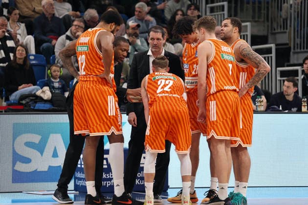 Die Spieler vom Ratiopharm Ulm bilden einen Mannschaftskreis mit TY Harrelson, Head Coach) zum Schulterschluss. GER, MLP Academics Heidelberg vs. Ratiopharm Ulm, Basketball, easycredit Basketball Bundesliga, 26.Spieltag, Saison, 2025 2026, 29.03.2025 GER, MLP Academics Heidelberg vs. Ratiopharm Ulm, Basketball, easycredit Basketball Bundesliga, 26.Spieltag, Saison, 2025 2026, 29.03.2025 Heidelberg Copyright: xEibner-Pressefoto JoergxHirschx EP_JHH