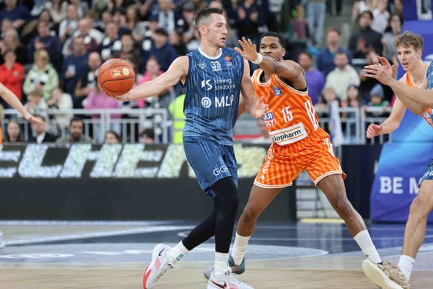 v.li.Ryan Mikelsell (MLP Academics Heidelberg, 33),Justin Simon (Ratiopharm Ulm, 15) GER, MLP Academics Heidelberg vs. Ratiopharm Ulm, Basketball, easycredit Basketball Bundesliga, 26.Spieltag, Saison, 2025 2026, 29.03.2025 GER, MLP Academics Heidelberg vs. Ratiopharm Ulm, Basketball, easycredit Basketball Bundesliga, 26.Spieltag, Saison, 2025 2026, 29.03.2025 Heidelberg Copyright: xEibner-Pressefoto JoergxHirschx EP_JHH