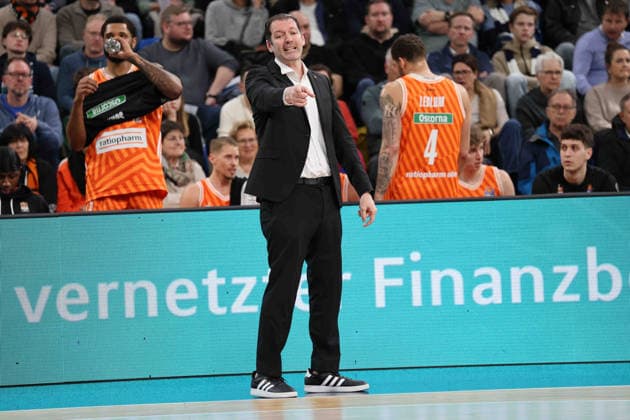 TY Harrelson (Ratiopharm Ulm, Head Coach) gestikuliert mit den haenden. GER, MLP Academics Heidelberg vs. Ratiopharm Ulm, Basketball, easycredit Basketball Bundesliga, 26.Spieltag, Saison, 2025 2026, 29.03.2025 GER, MLP Academics Heidelberg vs. Ratiopharm Ulm, Basketball, easycredit Basketball Bundesliga, 26.Spieltag, Saison, 2025 2026, 29.03.2025 Heidelberg Copyright: xEibner-Pressefoto JoergxHirschx EP_JHH
