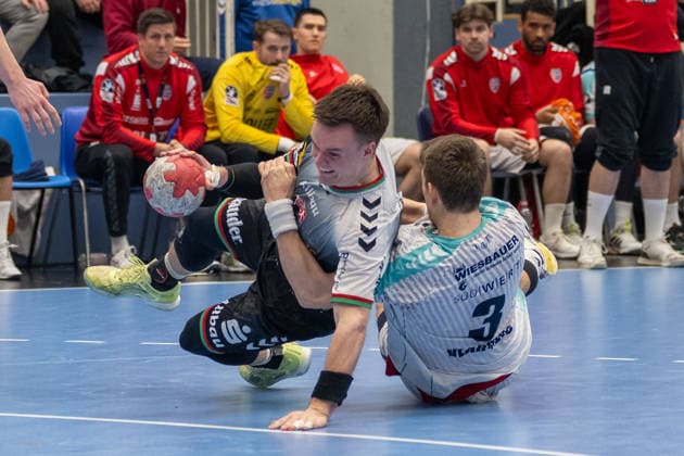 Zweikampf zwischen Max Neuhaus (TuSEM Essen, 37) und Nikola Vlahovic (SG BBM Bietigheim, 03). TuSEM Essen vs. SG BBM Bietigheim, Handball, 2. HBL, 25. Spieltag, Saison 2025 2026, 29.03.2026 TuSEM Essen vs. SG BBM Bietigheim, Handball, 2. HBL, 25. Spieltag, Saison 2025 2026, 29.03.2026 Essen Copyright: xEibner-Pressefoto ThomasxHaeslerx EP_THR