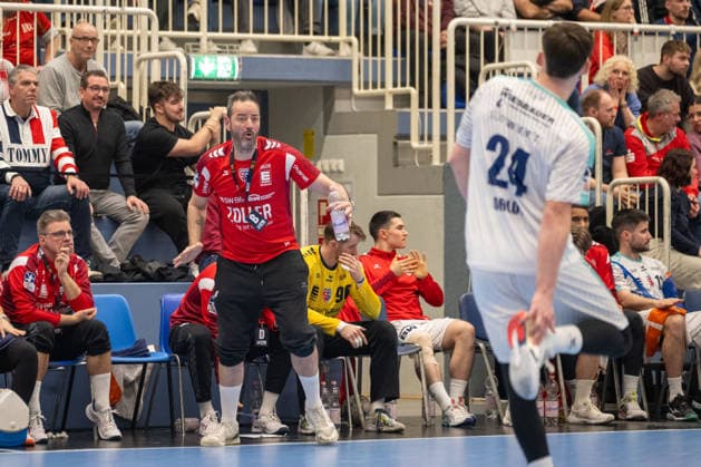 Iker Romero (SG BBM Bietigheim, Trainer) gibt Maxim Orlov (SG BBM Bietigheim, 24) Anweisungen. TuSEM Essen vs. SG BBM Bietigheim, Handball, 2. HBL, 25. Spieltag, Saison 2025 2026, 29.03.2026 TuSEM Essen vs. SG BBM Bietigheim, Handball, 2. HBL, 25. Spieltag, Saison 2025 2026, 29.03.2026 Essen Copyright: xEibner-Pressefoto ThomasxHaeslerx EP_THR