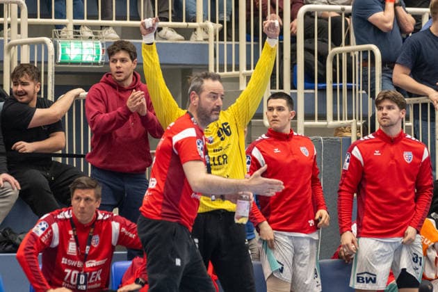 Iker Romero (SG BBM Bietigheim, Trainer) schickt seine Mannschaft nach vorne. TuSEM Essen vs. SG BBM Bietigheim, Handball, 2. HBL, 25. Spieltag, Saison 2025 2026, 29.03.2026 TuSEM Essen vs. SG BBM Bietigheim, Handball, 2. HBL, 25. Spieltag, Saison 2025 2026, 29.03.2026 Essen Copyright: xEibner-Pressefoto ThomasxHaeslerx EP_THR