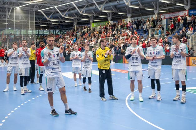 Die Bietigheimer Spieler bedanken sich bei ihren Fans. TuSEM Essen vs. SG BBM Bietigheim, Handball, 2. HBL, 25. Spieltag, Saison 2025 2026, 29.03.2026 TuSEM Essen vs. SG BBM Bietigheim, Handball, 2. HBL, 25. Spieltag, Saison 2025 2026, 29.03.2026 Essen Copyright: xEibner-Pressefoto ThomasxHaeslerx EP_THR