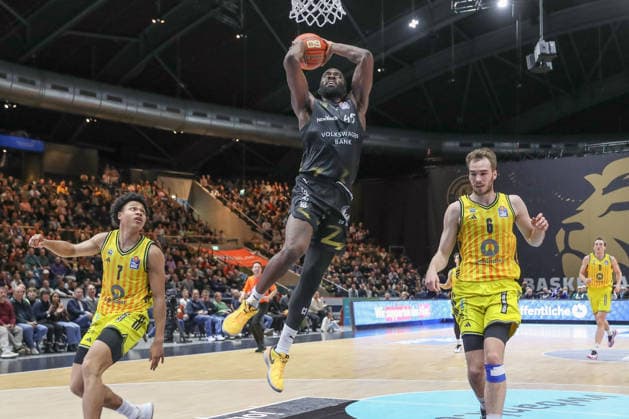 29.03.2026, xgox, Basketball - easyCredit BBL Basketball Loewen Braunschweig - Alba Berlin emspor, v.l. Jack Kayil (Alba Berlin, 7), Simi Shittu (Braunschweig, 45), Malte Delow (Alba Berlin, 6) Zweikampf, Duell, Kampf, tackle Braunschweig