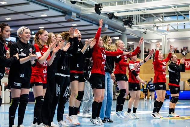 29.03.2026, GER, Handball, Frauen, Saison 2025 2026, EHF European League, Viertelfinale, Thueringer HC - Nykobing Falster Handbold die Mannschaft feiert gemeinsam mit den Fans, mit im Bild Anika Niederwieser (Thueringer HC,14), Johanna Reichert (Thueringer HC,29) 99947 Bad Langensalza Salza Halle Sporthalle Mehrz Thüringen Deutschland