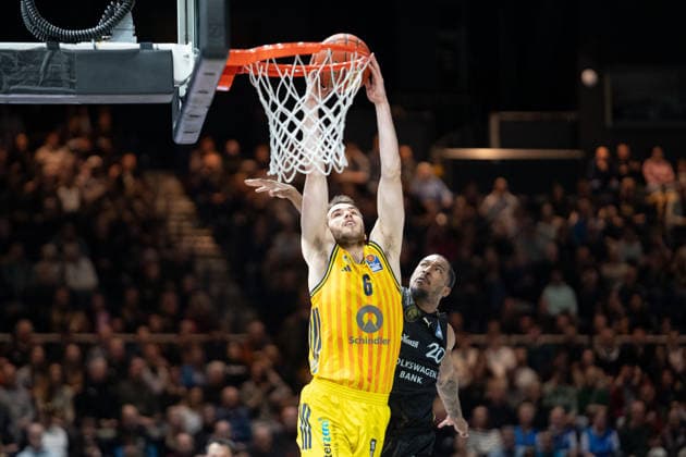 Malte Delow (Nr. 6 Alba Berlin) gegen Bryant Crawford (Nr. 20 Basketball Loewen Braunschweig) GER, Basketball Loewen Braunschweig gegen Alba Berlin, Basketball, easyCredit BBL, Woche 26, Spielzeit 2025 26, 29.03.2026 GER, Basketball Loewen Braunschweig gegen Alba Berlin, Basketball, easyCredit BBL, Woche 26, Spielzeit 2025 26, 29.03.2026 Braunschweig Copyright: xEibner-Pressefoto DanielxREINELTx EP_DRT