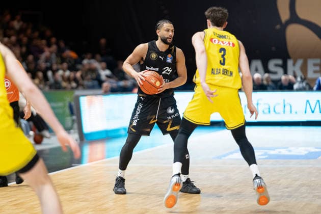 Kaza Kajami-Keane (Nr. 24 Basketball Loewen Braunschweig) gegen Alex OConnell (Nr. 3 Alba Berlin) GER, Basketball Loewen Braunschweig gegen Alba Berlin, Basketball, easyCredit BBL, Woche 26, Spielzeit 2025 26, 29.03.2026 GER, Basketball Loewen Braunschweig gegen Alba Berlin, Basketball, easyCredit BBL, Woche 26, Spielzeit 2025 26, 29.03.2026 Braunschweig Copyright: xEibner-Pressefoto DanielxREINELTx EP_DRT