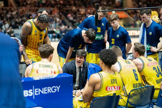 Pedro Calles (Headcoach Alba Berlin) waehrend einer Auszeit GER, Basketball Loewen Braunschweig gegen Alba Berlin, Basketball, easyCredit BBL, Woche 26, Spielzeit 2025 26, 29.03.2026 GER, Basketball Loewen Braunschweig gegen Alba Berlin, Basketball, easyCredit BBL, Woche 26, Spielzeit 2025 26, 29.03.2026 Braunschweig Copyright: xEibner-Pressefoto DanielxREINELTx EP_DRT