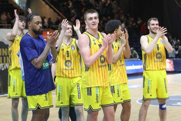 29.03.2026, xgox, Basketball - easyCredit BBL Basketball Loewen Braunschweig - Alba Berlin emspor, v.l.J Wan Roberts (Alba Berlin, 13), Jonas Mattisseck (Alba Berlin, 9), Anton Nufer (Alba Berlin, 20), Jack Kayil (Alba Berlin, 7), Malte Delow (Alba Berlin, 6) Jubel ueber den Sieg, Jubel nach Spielende Braunschweig