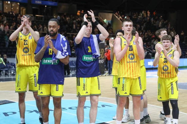 29.03.2026, xgox, Basketball - easyCredit BBL Basketball Loewen Braunschweig - Alba Berlin emspor, v.l. Nevio Bennefeld (Alba Berlin, 22), J Wan Roberts (Alba Berlin, 13), Justin Bean (Alba Berlin, 34), Anton Nufer (Alba Berlin, 20), Bennet Hundt (Alba Berlin, 33) Jubel ueber den Sieg, Jubel nach Spielende Braunschweig