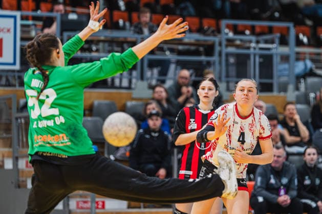Merle Muth (TSV Bayer 04 Leverkusen, 52) versucht den Ball abzuwehren nach einem Wurf von Nina Fischer (TG Nuettingen, 04) TSV Bayer 04 Leverkusen vs. TG Nuertingen, Handball, 2.Handball-Bundesliga, 22.Spieltag, Saison 2025 26, 29.03.2026, TSV Bayer 04 Leverkusen vs. TG Nuertingen, Handball, 2.HBL, 22.Spieltag, Saison 2025 26, 29.03.2026 Leverkusen Copyright: xEibner-Pressefoto LukasxBaldygax EP_LBA