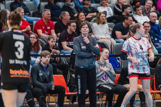 Sybille Gruner (TSV Bayer 04 Leverkusen, Trainierin) schaut dem Team zu TSV Bayer 04 Leverkusen vs. TG Nuertingen, Handball, 2.Handball-Bundesliga, 22.Spieltag, Saison 2025 26, 29.03.2026, TSV Bayer 04 Leverkusen vs. TG Nuertingen, Handball, 2.HBL, 22.Spieltag, Saison 2025 26, 29.03.2026 Leverkusen Copyright: xEibner-Pressefoto LukasxBaldygax EP_LBA