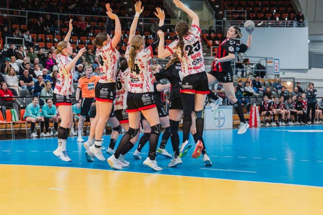 Henriette Clauberg (TSV Bayer 04 Leverkusen, 14) bei der ausfuehrung eines Freiwurfs, TGN Nuertingen Spielerinnen versuchen zu blocken TSV Bayer 04 Leverkusen vs. TG Nuertingen, Handball, 2.Handball-Bundesliga, 22.Spieltag, Saison 2025 26, 29.03.2026, TSV Bayer 04 Leverkusen vs. TG Nuertingen, Handball, 2.HBL, 22.Spieltag, Saison 2025 26, 29.03.2026 Leverkusen Copyright: xEibner-Pressefoto LukasxBaldygax EP_LBA