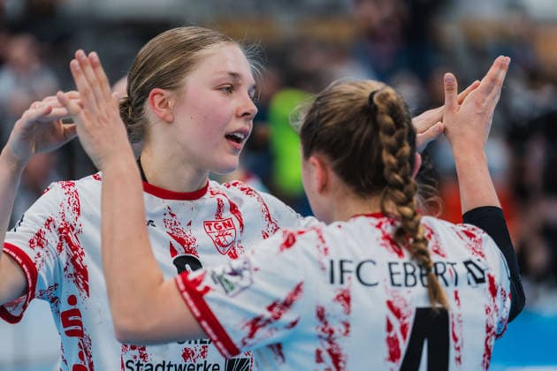 Ronja Buehler (TG Nuettingen, 09) klatscht mit Nina Fischer (TG Nuettingen, 04) nach dem Sieg ab TSV Bayer 04 Leverkusen vs. TG Nuertingen, Handball, 2.Handball-Bundesliga, 22.Spieltag, Saison 2025 26, 29.03.2026, TSV Bayer 04 Leverkusen vs. TG Nuertingen, Handball, 2.HBL, 22.Spieltag, Saison 2025 26, 29.03.2026 Leverkusen Copyright: xEibner-Pressefoto LukasxBaldygax EP_LBA