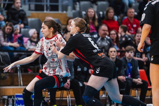 Annika Distel (TG Nuettingen, 25) im Zweikampf mit Astrid Richartz (TSV Bayer 04 Leverkusen, 06) TSV Bayer 04 Leverkusen vs. TG Nuertingen, Handball, 2.Handball-Bundesliga, 22.Spieltag, Saison 2025 26, 29.03.2026, TSV Bayer 04 Leverkusen vs. TG Nuertingen, Handball, 2.HBL, 22.Spieltag, Saison 2025 26, 29.03.2026 Leverkusen Copyright: xEibner-Pressefoto LukasxBaldygax EP_LBA