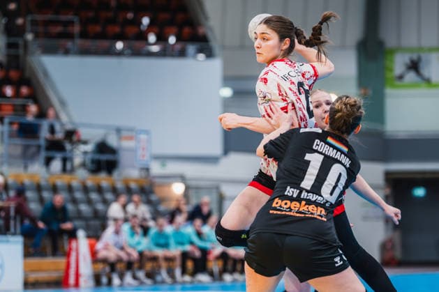 Annika Distel (TG Nuettingen, 25) beim Wurf gestoert von Sophia Cormann (TSV Bayer 04 Leverkusen, 10) und Annika Ingenpaß (TSV Bayer 04 Leverkusen, 02) TSV Bayer 04 Leverkusen vs. TG Nuertingen, Handball, 2.Handball-Bundesliga, 22.Spieltag, Saison 2025 26, 29.03.2026, TSV Bayer 04 Leverkusen vs. TG Nuertingen, Handball, 2.HBL, 22.Spieltag, Saison 2025 26, 29.03.2026 Leverkusen Copyright: xEibner-Pressefoto LukasxBaldygax EP_LBA