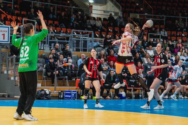 Merle Muth (TSV Bayer 04 Leverkusen, 52), Dana Gruner (TSV Bayer 04 Leverkusen, 03), Nora Erhardt (TG Nuettingen, 14) beim Sprungwurf, Denise Mol (TSV Bayer 04 Leverkusen, 19) TSV Bayer 04 Leverkusen vs. TG Nuertingen, Handball, 2.Handball-Bundesliga, 22.Spieltag, Saison 2025 26, 29.03.2026, TSV Bayer 04 Leverkusen vs. TG Nuertingen, Handball, 2.HBL, 22.Spieltag, Saison 2025 26, 29.03.2026 Leverkusen Copyright: xEibner-Pressefoto LukasxBaldygax EP_LBA