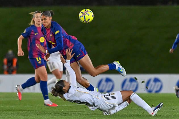 March 29, 2026, Madrid, Madrid, Spain: MAELLE LAKRAR of Real Madrid Femenino CF fouled the player SYDNEY SCHERTENLEIB of FC Barcelona, Barca Femenino during the Spanish Women League, Liga F, football match played between REAL MADRID 0 Vs FC BARCELONA 3 at Alfredo Di Stefano stadium on march 29, 2026, in Valdebebas, Madrid, Spain. Madrid Spain - ZUMAc312 20260329_zsp_c312_041 Copyright: xOscarxManuelxSanchezx