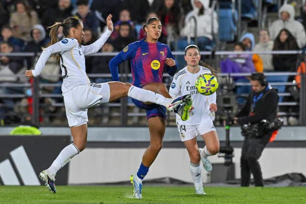 March 30, 2026, Madrid, Madrid, Spain: MAELLE LAKRAR of Real Madrid Femenino CF disputes a ball SYDNEY SCHERTENLEIB of FC Barcelona, Barca Femenino during the Spanish Women League, Liga F, football match played between REAL MADRID 0 Vs FC BARCELONA 3 at Alfredo Di Stefano stadium on march 29, 2026, in Valdebebas, Madrid, Spain. Spanish Women League REAL MADRID 0 Vs FC BARCELONA 3 (03.29.26) - ZUMAc312 20260330_zsp_c312_098 Copyright: xOscarxManuelxSanchezx