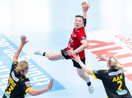 29.03.2026, GER, Handball, Frauen, Saison 2025 2026, EHF European League, Viertelfinale, Thueringer HC - Nykobing Falster Handbold Nanna Hinnerfeldt Andersen (Nykobing Falster Handbold), Natsuki Aizawa (Thueringer HC,23), Caroline Aar Jakobsen (Nykobing Falster Handbold) 99947 Bad Langensalza Salza Halle Sporthalle Mehrz Thüringen Deutschland