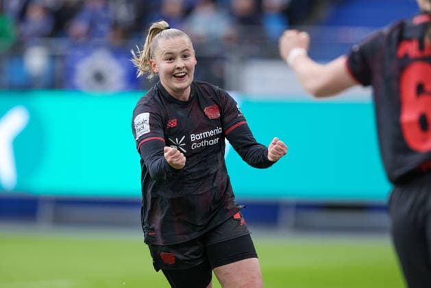v.li.: Torschützin Vanessa Fudalla (Bayer 04 Leverkusen, 21) und Katharina Piljic (Bayer 04 Leverkusen, 6) mit Torjubel, Jubel, jubeln, jubelt, optimistisch, Spielszene, Highlight, Freude über das Tor zum 0:1, DIE DFB-RICHTLINIEN UNTERSAGEN JEGLICHE NUTZUNG VON FOTOS ALS SEQUENZBILDER UND ODER VIDEOÄHNLICHE FOTOSTRECKEN. DFB REGULATIONS PROHIBIT ANY USE OF PHOTOGRAPHS AS IMAGE SEQUENCES AND OR QUASI-VIDEO., 30.03.2026, Hamburg (Deutschland), Fussball, Google Pixel Frauen-Bundesliga, Hamburger SV - Bayer 04 Leverkusen