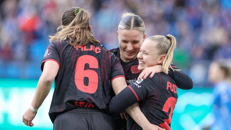 v.li.: Katharina Piljic (Bayer 04 Leverkusen, 6), Estrella Merino Gonzalez (Bayer 04 Leverkusen, 10) und Torschützin Vanessa Fudalla (Bayer 04 Leverkusen, 21) mit Torjubel, Jubel, jubeln, jubelt, optimistisch, Spielszene, Highlight, Freude über das Tor zum 0:1, DIE DFB-RICHTLINIEN UNTERSAGEN JEGLICHE NUTZUNG VON FOTOS ALS SEQUENZBILDER UND ODER VIDEOÄHNLICHE FOTOSTRECKEN. DFB REGULATIONS PROHIBIT ANY USE OF PHOTOGRAPHS AS IMAGE SEQUENCES AND OR QUASI-VIDEO., 30.03.2026, Hamburg (Deutschland), Fussball, Google Pixel Frauen-Bundesliga, Hamburger SV - Bayer 04 Leverkusen