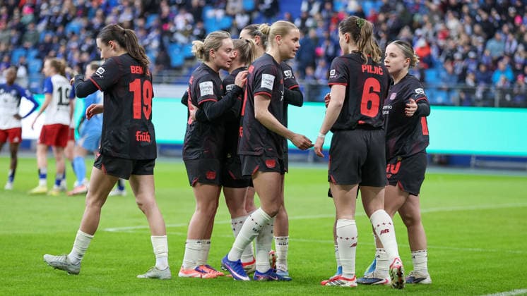 Spielerinnen des Bayer 04 Leverkusen mit Torjubel, Jubel, jubeln, jubelt, optimistisch, Spielszene, Highlight, Freude über das Tor zum 0:1, DIE DFB-RICHTLINIEN UNTERSAGEN JEGLICHE NUTZUNG VON FOTOS ALS SEQUENZBILDER UND ODER VIDEOÄHNLICHE FOTOSTRECKEN. DFB REGULATIONS PROHIBIT ANY USE OF PHOTOGRAPHS AS IMAGE SEQUENCES AND OR QUASI-VIDEO., 30.03.2026, Hamburg (Deutschland), Fussball, Google Pixel Frauen-Bundesliga, Hamburger SV - Bayer 04 Leverkusen